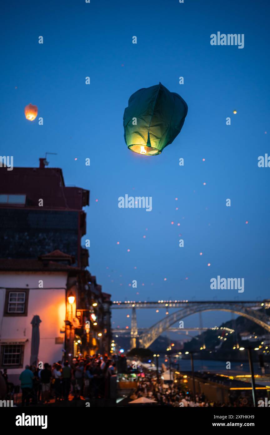 Mongolfiere che si lanciano sul ponte Luis i e sul fiume Douro durante il Festival di San Giovanni di Porto (Festa de São João do Porto ) durante la mezzanotte, la notte del 23 giugno (vigilia di San Giovanni), nella città di Porto, Portogallo Foto Stock