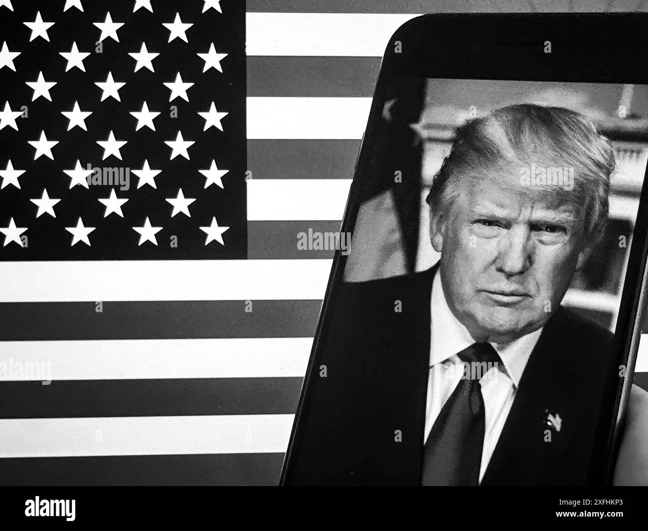 New York, New York, Stati Uniti. 1 luglio 2024. Il ritratto ufficiale della Casa Bianca del presidente Donald Trump davanti a una bandiera americana degli Stati Uniti. Le elezioni presidenziali statunitensi del 2024 sono caratterizzate da un’intensa competizione e da questioni significative. Gli argomenti chiave includono l'economia, l'assistenza sanitaria e l'immigrazione. Le discussioni economiche si concentrano sull'inflazione, sulla creazione di posti di lavoro e sulle politiche per una crescita sostenibile. I dibattiti sull'assistenza sanitaria ruotano intorno alla convenienza e all'accessibilità dei servizi medici. La politica in materia di immigrazione rimane controversa, con dibattiti sulla sicurezza delle frontiere e sui percorsi verso la cittadinanza. Foto Stock