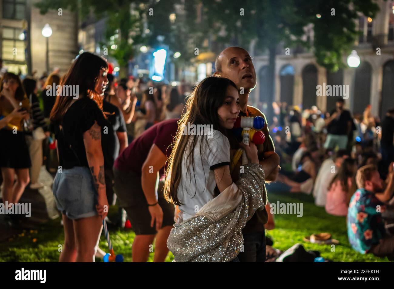 Mongolfiere che partono durante il Festival di San Giovanni di Porto (Festa de São João do Porto ) durante la mezzanotte, la notte del 23 giugno (vigilia di San Giovanni), nella città di Porto, Portogallo Foto Stock