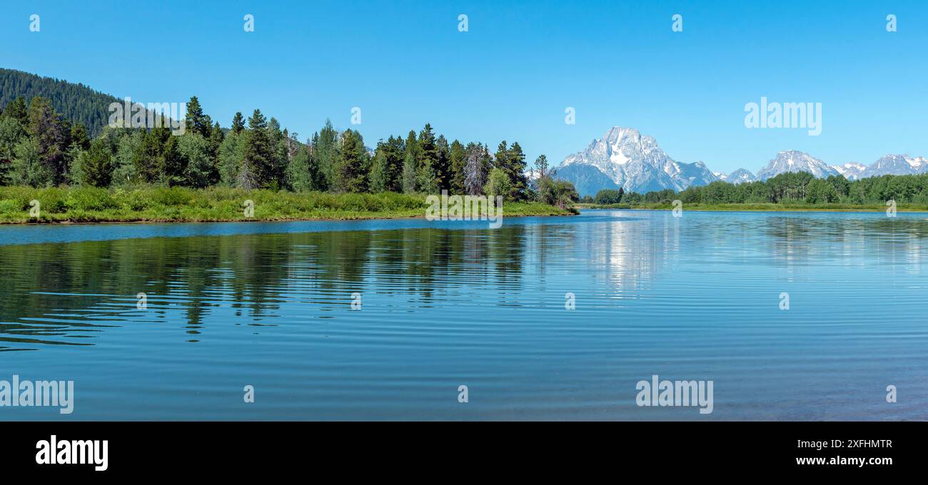Il panorama della vetta del Grand Tetons si riflette sul fiume Snake presso Oxbow Bend, il parco nazionale del Grand Teton, Wyoming, Stati Uniti. Foto Stock