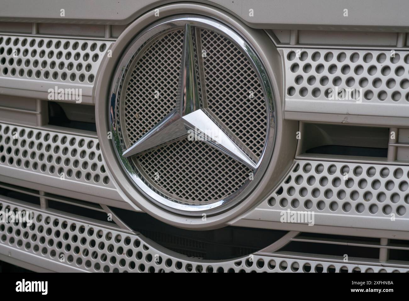 Mercedes Benz l'emblema, situato sul cofano delle vetture, rappresenta una stella a tre punte, il segno distintivo di Daimler. autocarro Foto Stock