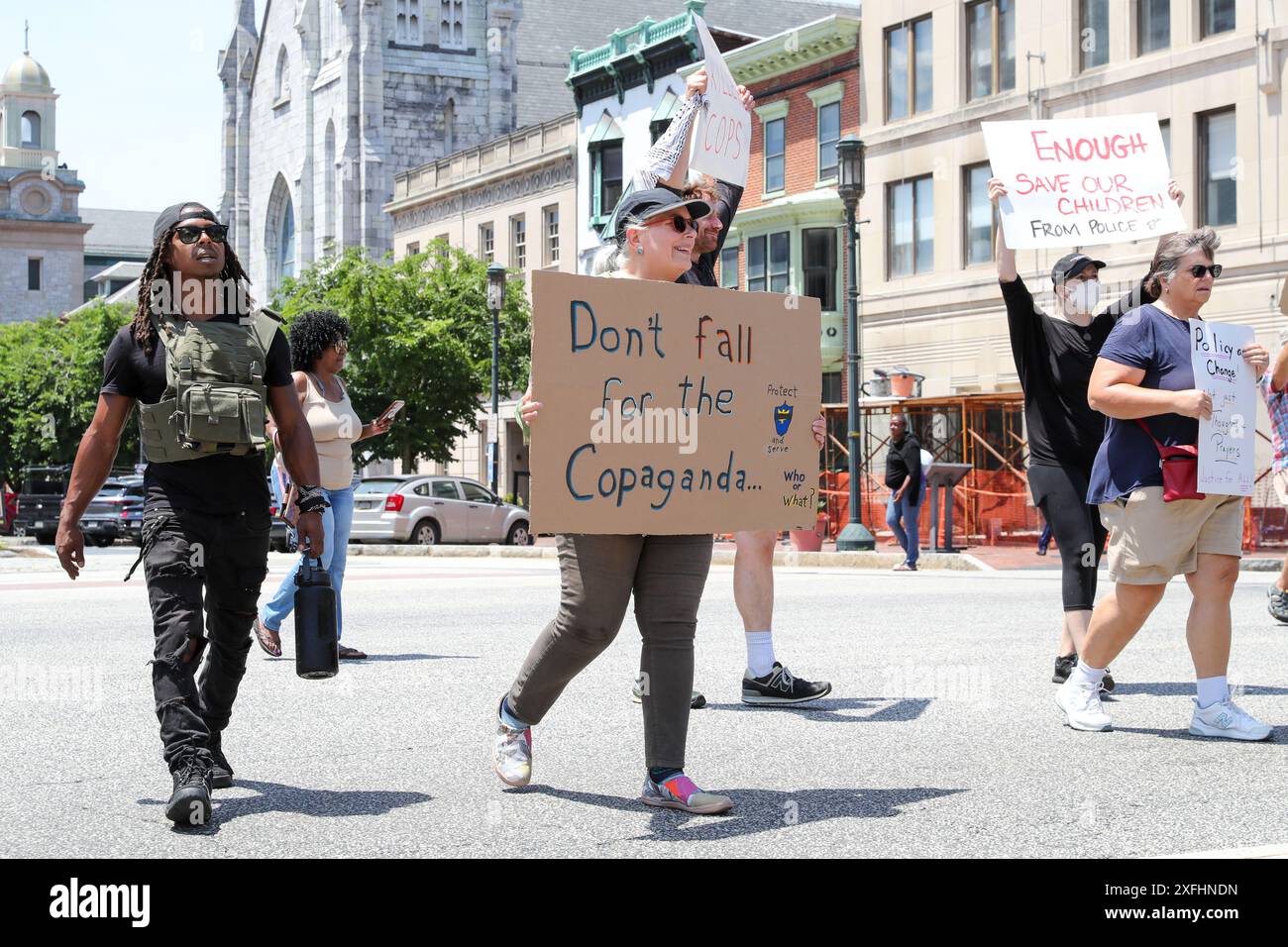 Harrisburg, Stati Uniti. 3 luglio 2024. I manifestanti tengono dei cartelli mentre marciano su State Street fino al Campidoglio della Pennsylvania ad Harrisburg, Pa. Il 3 luglio 2024. La manifestazione Stop the Violence è stata in risposta ai recenti omicidi della polizia di Harrisburg. (Foto di Paul Weaver/Sipa USA) credito: SIPA USA/Alamy Live News Foto Stock