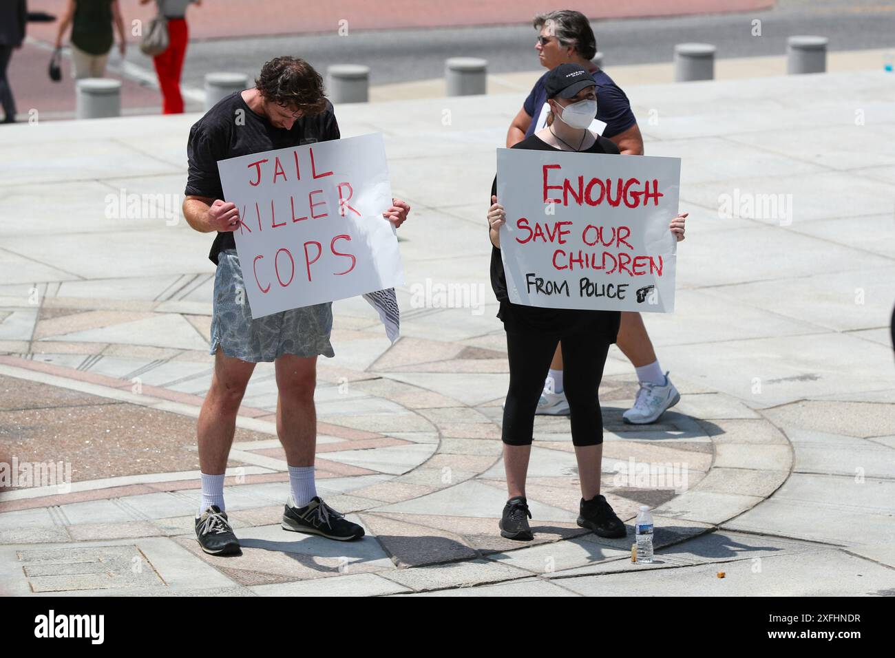 Harrisburg, Stati Uniti. 3 luglio 2024. I manifestanti tengono dei segni durante la manifestazione Stop the Violence al Campidoglio della Pennsylvania ad Harrisburg, Pa. Il 3 luglio 2024. La protesta è stata in risposta alle recenti sparatorie e uccisioni da parte della polizia di Harrisburg. (Foto di Paul Weaver/Sipa USA) credito: SIPA USA/Alamy Live News Foto Stock