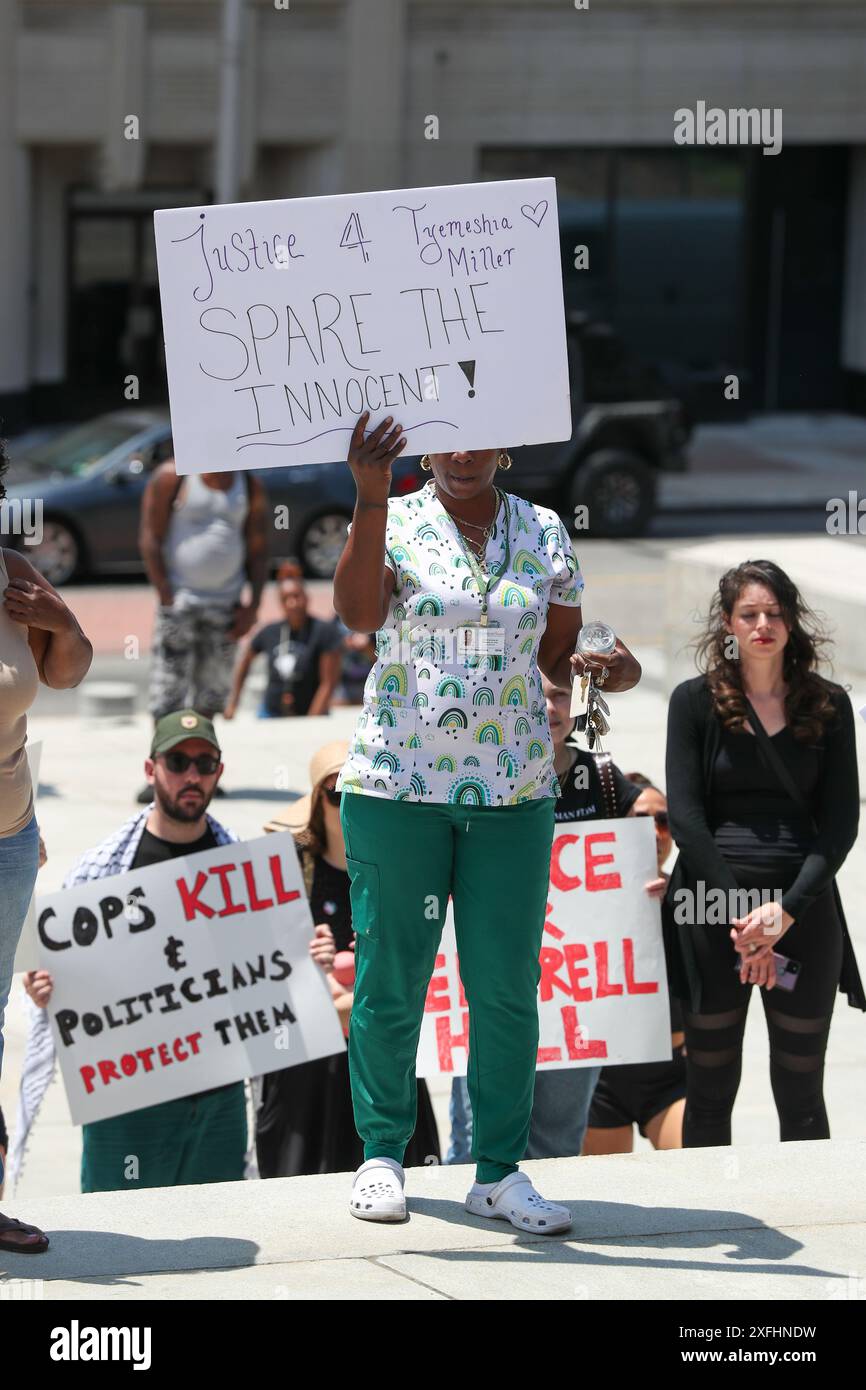 Harrisburg, Stati Uniti. 3 luglio 2024. I manifestanti tengono dei segni durante la manifestazione Stop the Violence al Campidoglio della Pennsylvania ad Harrisburg, Pa. Il 3 luglio 2024. La protesta è stata in risposta alle recenti sparatorie e uccisioni da parte della polizia di Harrisburg. (Foto di Paul Weaver/Sipa USA) credito: SIPA USA/Alamy Live News Foto Stock