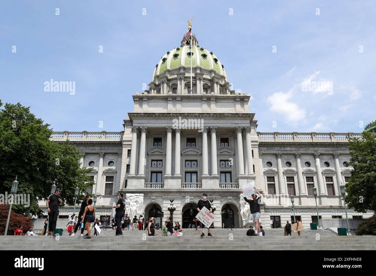Harrisburg, Stati Uniti. 3 luglio 2024. I manifestanti si riuniscono sui gradini del Campidoglio della Pennsylvania durante la manifestazione Stop the Violence ad Harrisburg, Pa. Il 3 luglio 2024. La protesta è stata in risposta alle recenti sparatorie e uccisioni da parte della polizia di Harrisburg. (Foto di Paul Weaver/Sipa USA) credito: SIPA US/Alamy Live News Foto Stock