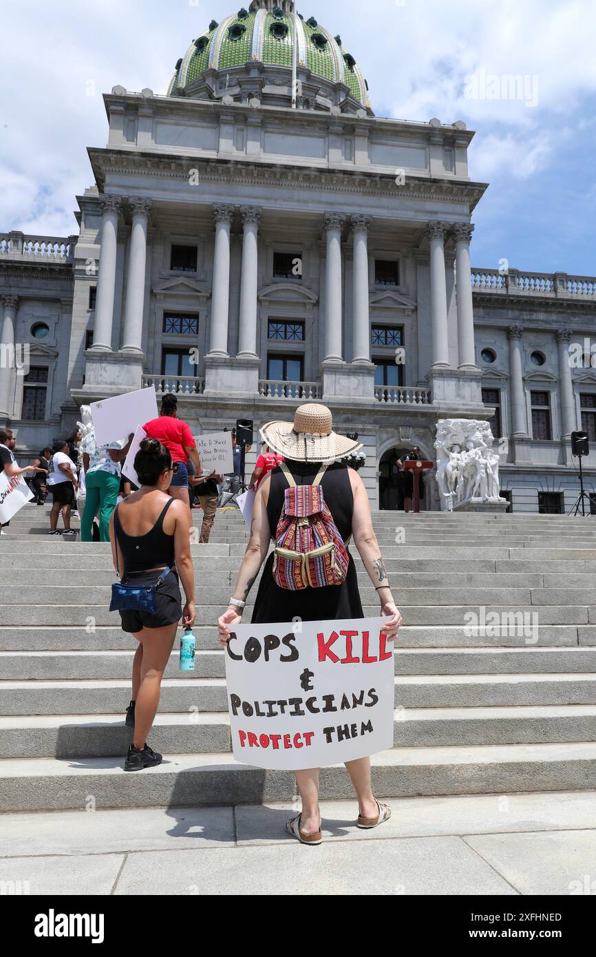 Harrisburg, Stati Uniti. 3 luglio 2024. I manifestanti tengono dei segni durante la manifestazione Stop the Violence al Campidoglio della Pennsylvania ad Harrisburg, Pa. Il 3 luglio 2024. La protesta è stata in risposta alle recenti sparatorie e uccisioni da parte della polizia di Harrisburg. (Foto di Paul Weaver/Sipa USA) credito: SIPA USA/Alamy Live News Foto Stock