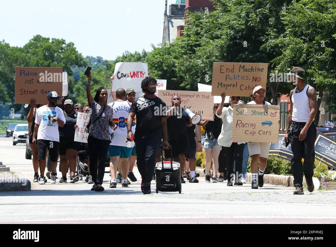 Harrisburg, Stati Uniti. 3 luglio 2024. I manifestanti tengono dei cartelli mentre marciano su State Street fino al Campidoglio della Pennsylvania ad Harrisburg, Pa. Il 3 luglio 2024. I manifestanti stavano rispondendo ai recenti omicidi della polizia di Harrisburg. (Foto di Paul Weaver/Sipa USA) credito: SIPA USA/Alamy Live News Foto Stock
