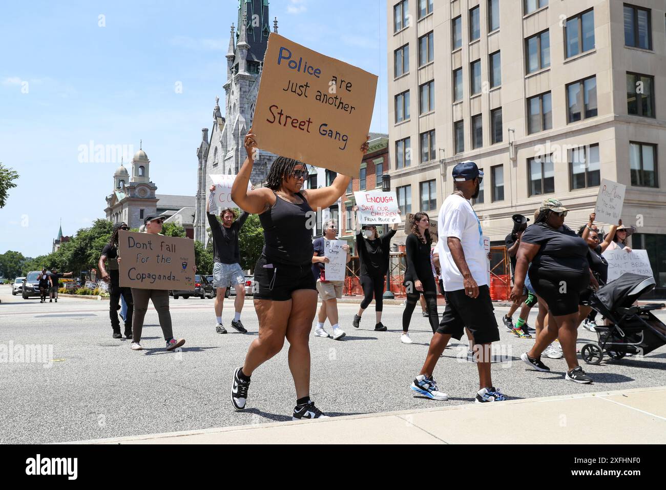 Harrisburg, Stati Uniti. 3 luglio 2024. I manifestanti tengono dei cartelli mentre marciano su State Street fino al Campidoglio della Pennsylvania ad Harrisburg, Pa. Il 3 luglio 2024. I manifestanti stavano rispondendo ai recenti omicidi della polizia di Harrisburg. (Foto di Paul Weaver/Sipa USA) credito: SIPA USA/Alamy Live News Foto Stock
