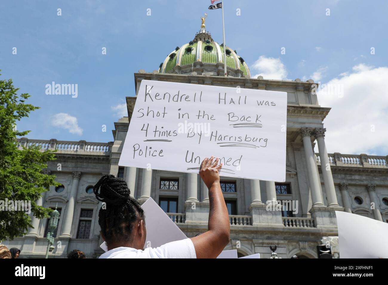 Harrisburg, Stati Uniti. 3 luglio 2024. Un manifestante tiene un cartello durante la manifestazione Stop the Violence al Campidoglio della Pennsylvania ad Harrisburg, Pa. Il 3 luglio 2024. La protesta è stata in risposta alle recenti sparatorie e uccisioni da parte della polizia di Harrisburg. (Foto di Paul Weaver/Sipa USA) credito: SIPA USA/Alamy Live News Foto Stock