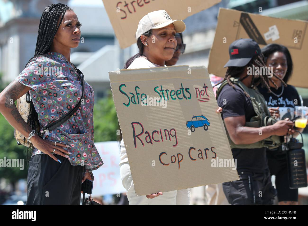 Harrisburg, Stati Uniti. 3 luglio 2024. I manifestanti tengono dei segni durante la manifestazione Stop the Violence al Campidoglio della Pennsylvania ad Harrisburg, Pa. Il 3 luglio 2024. La protesta è stata in risposta ai recenti omicidi della polizia di Harrisburg. (Foto di Paul Weaver/Sipa USA) credito: SIPA USA/Alamy Live News Foto Stock