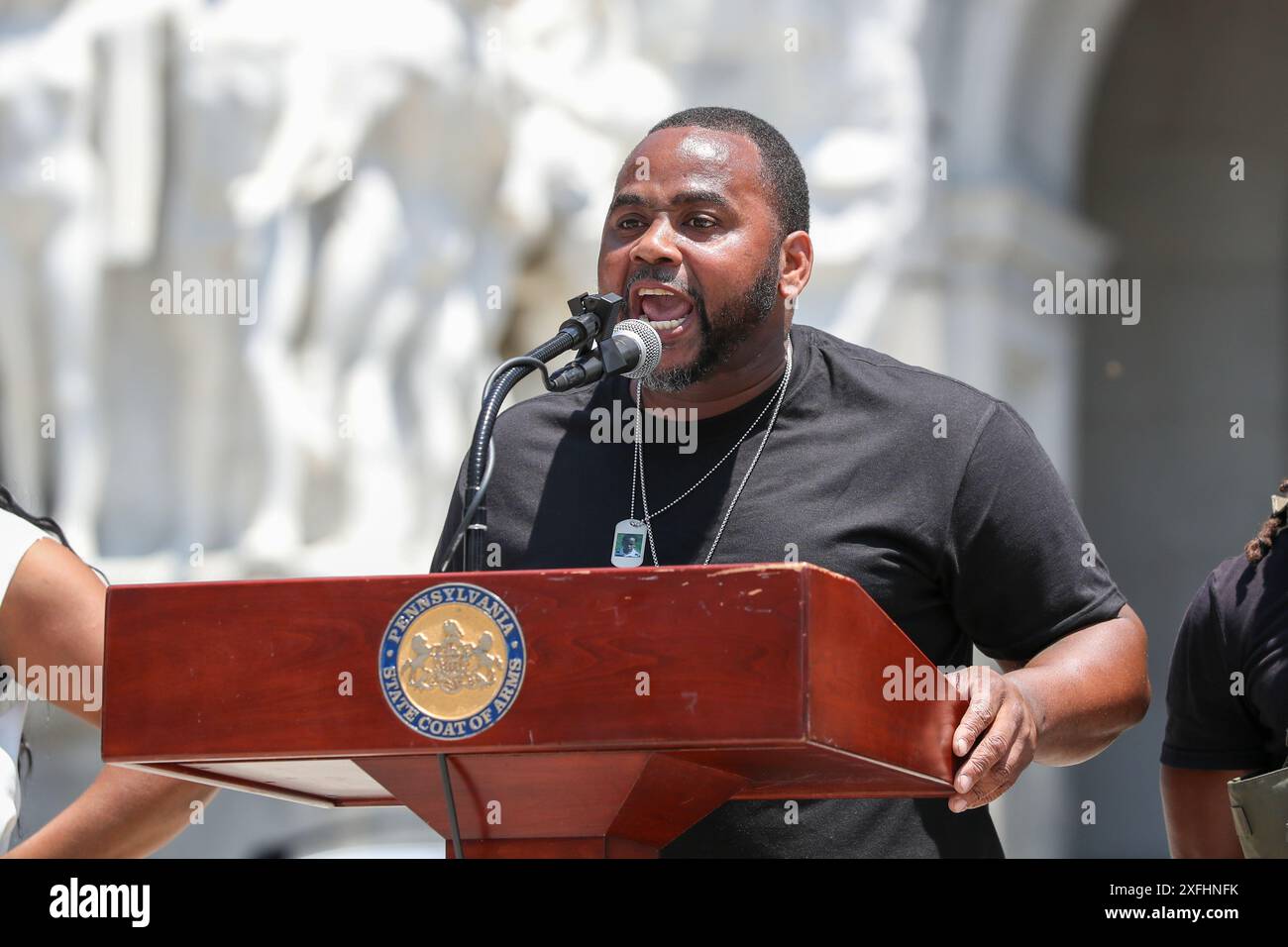 Harrisburg, Stati Uniti. 3 luglio 2024. Tone Cook di PUSH Harrisburg parla durante la manifestazione Stop the Violence sui gradini del Campidoglio della Pennsylvania ad Harrisburg, Pa. Il 3 luglio 2024. La manifestazione si è svolta in risposta alle recenti sparatorie e uccisioni della polizia di Harrisburg. (Foto di Paul Weaver/Sipa USA) credito: SIPA USA/Alamy Live News Foto Stock