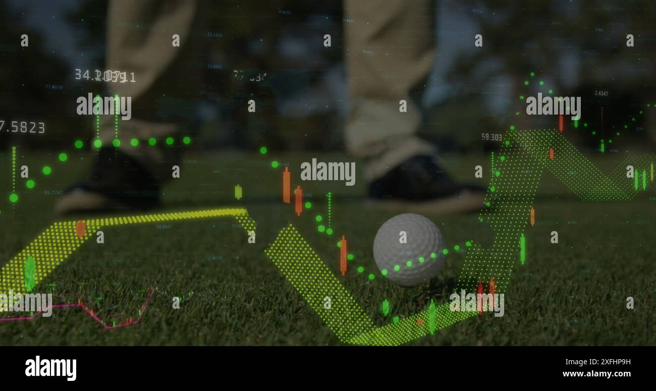 Immagine di grafici con numeri sulla parte bassa dell'uomo caucasico che colpisce la palla da golf con il mazzo Foto Stock
