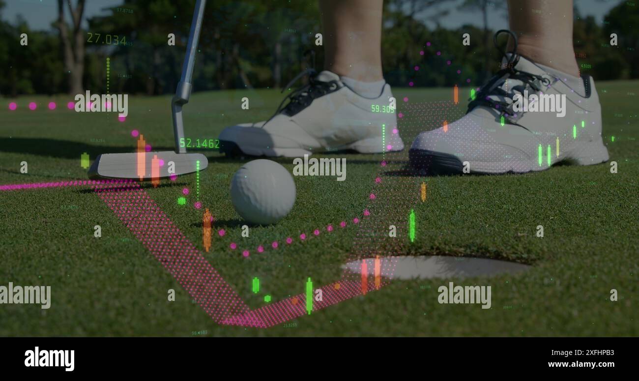 Immagine di grafici con numeri su una sezione bassa di donna caucasica che colpisce la palla con una mazza da golf Foto Stock