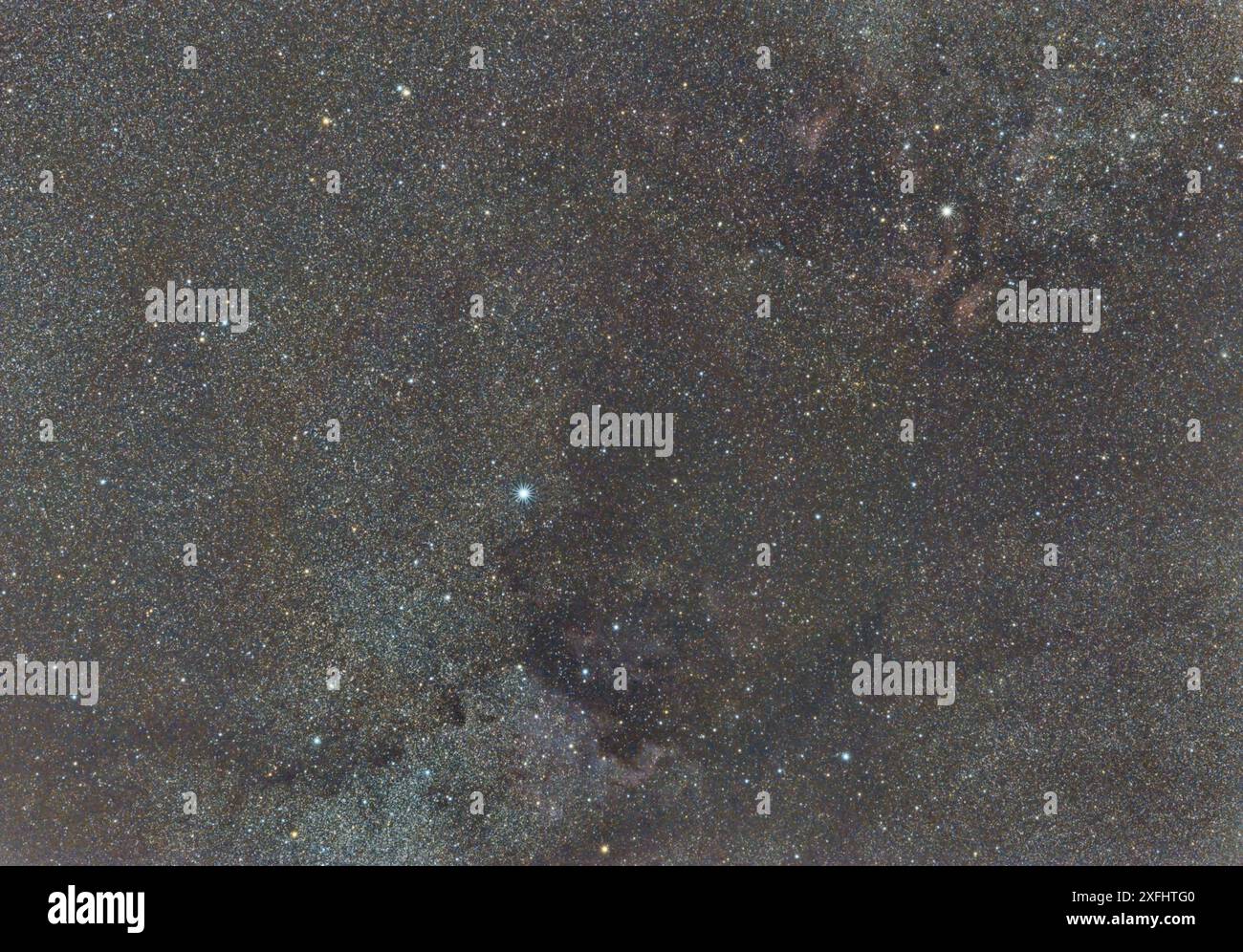 Mappa stellare della via Lattea nella costellazione di Cygnus, foto a lunga esposizione della via Lattea in estate con stelle, polvere spaziale, galassie e nebulose Foto Stock