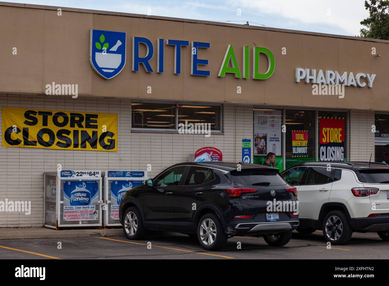 Harrison Twp., Michigan - i cartelli annunciano la chiusura di una farmacia Rite Aid. Dopo aver presentato domanda per la protezione fallimentare del capitolo 11 nell'ottobre 2023, Rite Foto Stock