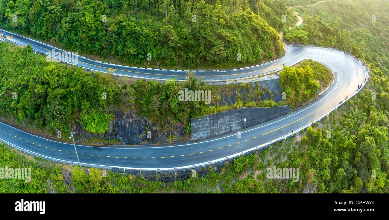 Vista aerea del passo hai Van, è un passo di montagna lungo circa la strada nazionale 1A in Vietnam. Foto Stock