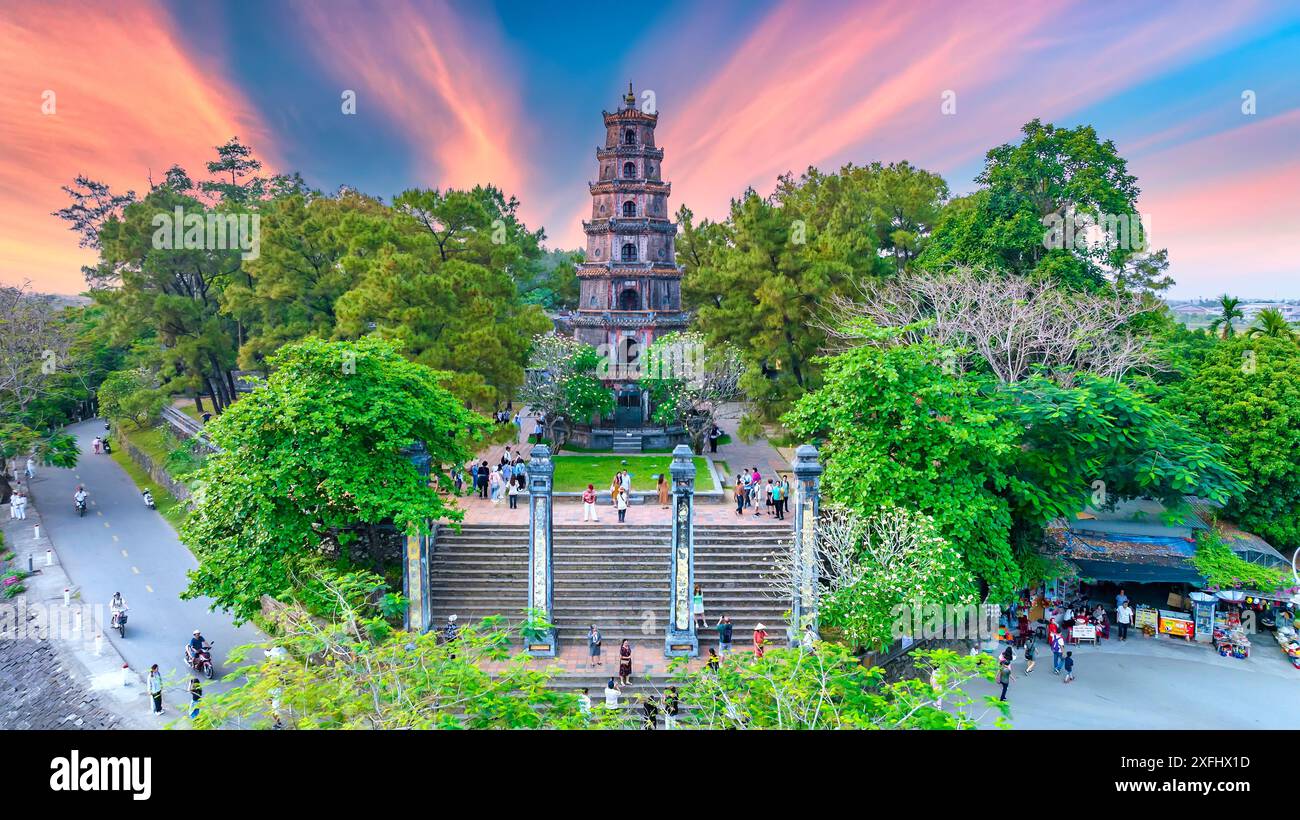 La vista aerea della Pagoda Thien Mu è una delle antiche pagoda della città di Hue. Si trova sulle rive del fiume Perfume nella storica città del Vietnam Foto Stock