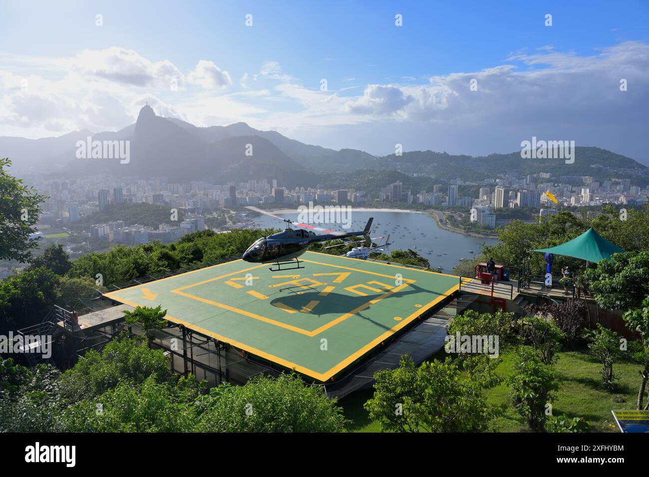 Un tour in elicottero offre vedute panoramiche dal famoso Pan di zucchero, Rio de Janeiro BR Foto Stock