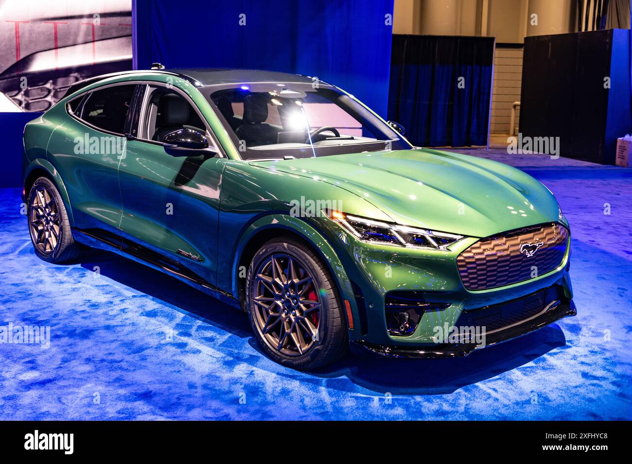 New York City, USA - 27 marzo 2024: 2024 Ford Mustang Mach-e GT crossover auto elettrica al New York International Auto Show, vista laterale. Foto Stock