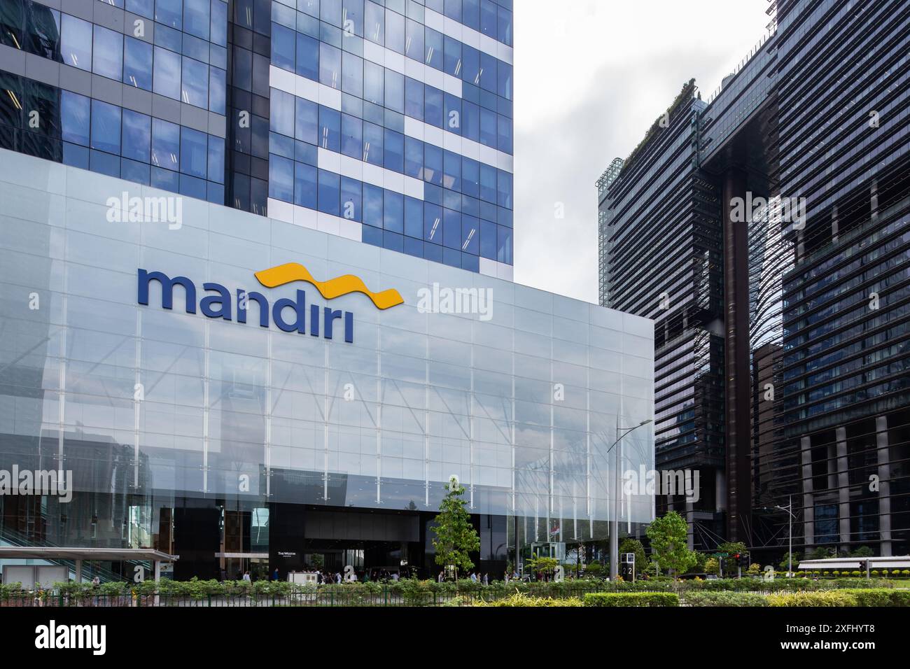 Cartello del gruppo Mandiri presso l'Asia Square Tower. Singapore. Foto Stock