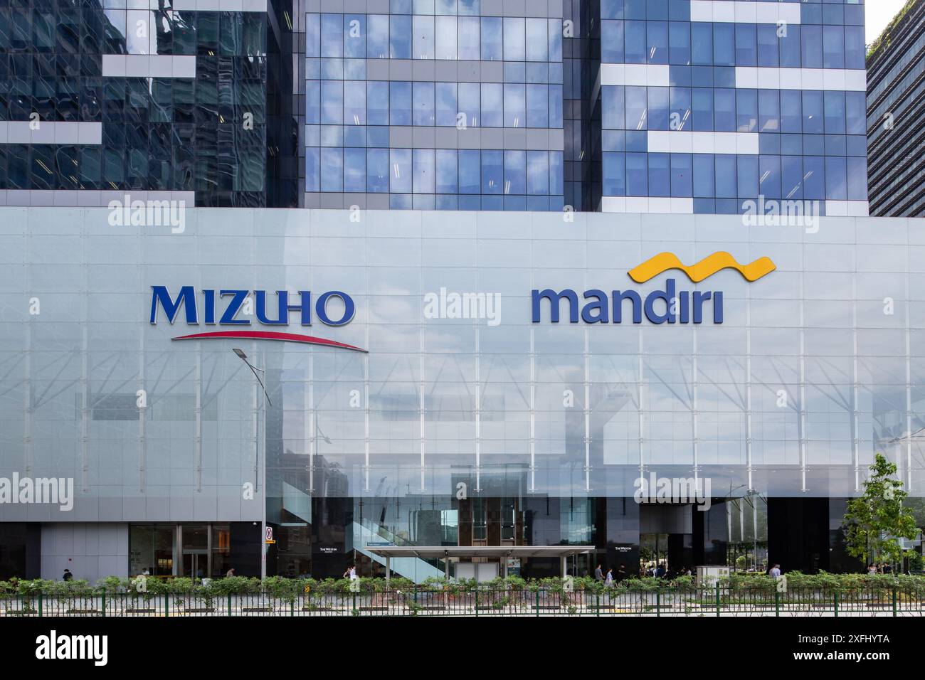 I cartelli Mandiri Group e Mizuho Bank Massive possono essere visti chiaramente all'Asia Square Tower. Singapore. Foto Stock