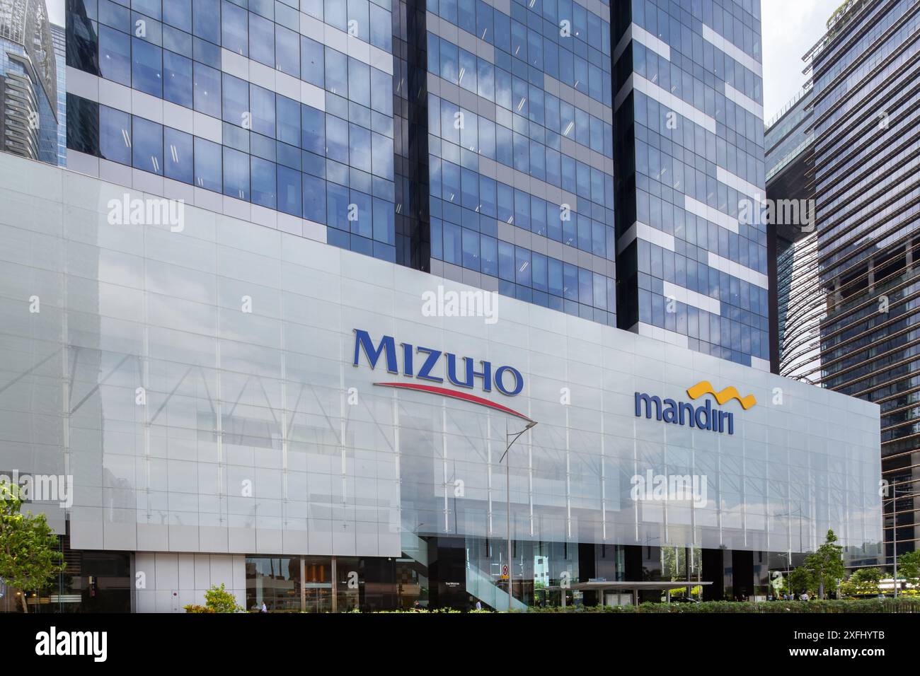 Insegne di marketing del gruppo Mandiri e della Banca Mizuho presso l'Asia Square Tower. Singapore. Foto Stock