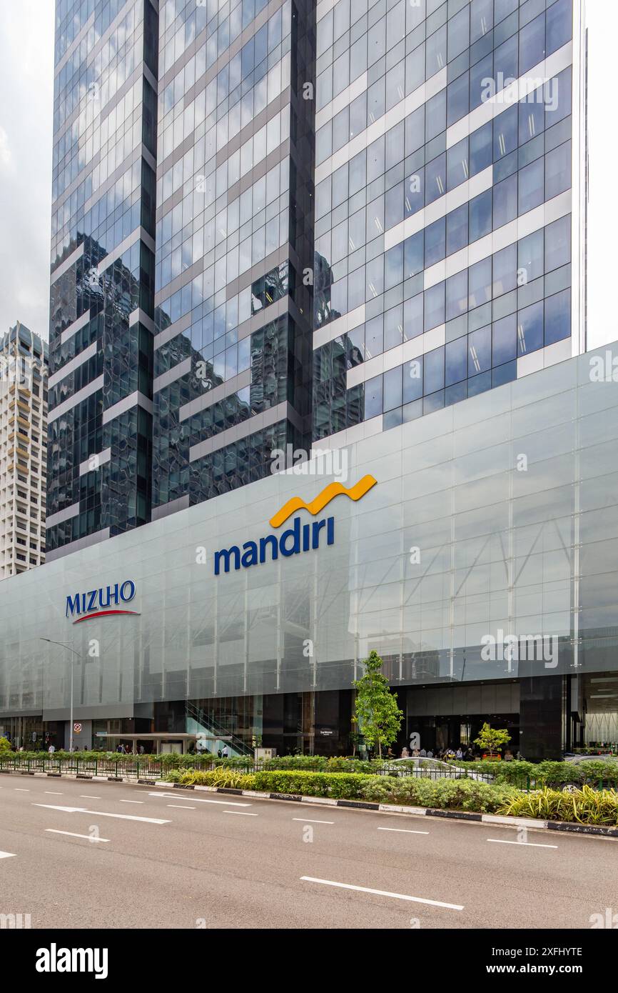 Insegne visive del gruppo Mandiri e della Banca Mizuho presso l'Asia Square Tower. Singapore. Foto Stock