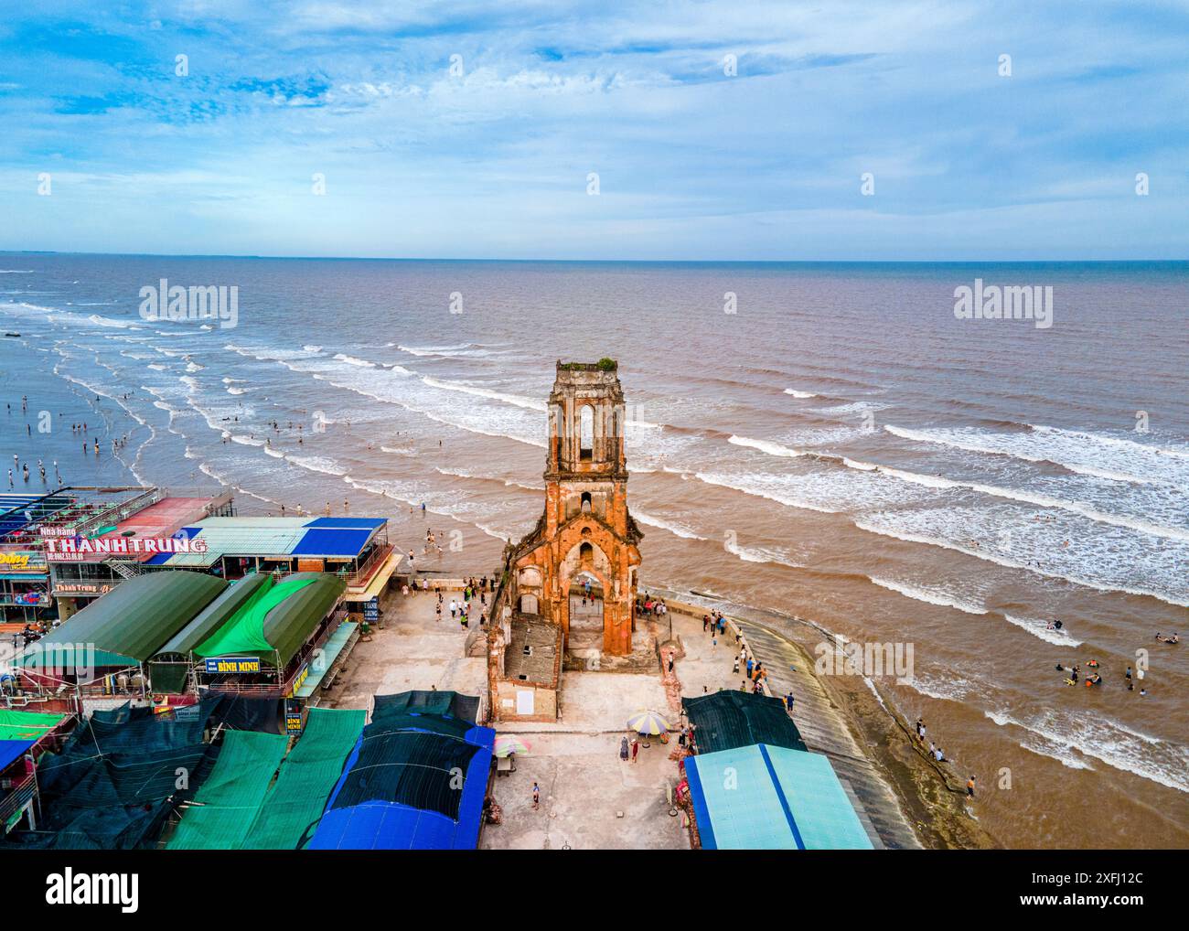 Resti di una vecchia chiesa sul mare nel distretto di hai Hau, Nam Dinh, Vietnam a causa della salinizzazione. Foto Stock