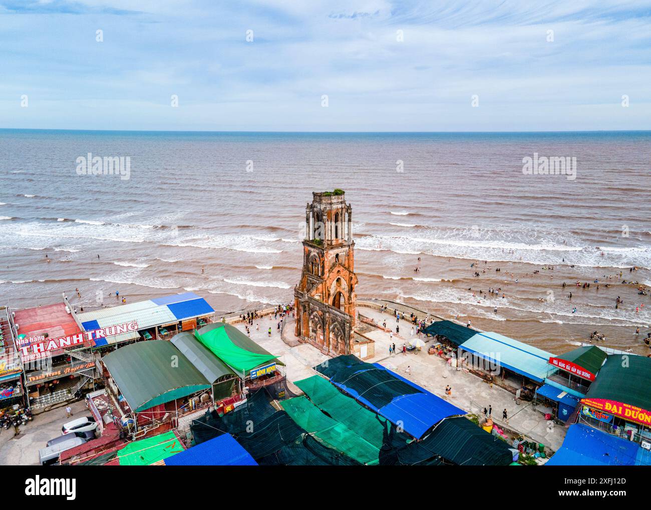 Resti di una vecchia chiesa sul mare nel distretto di hai Hau, Nam Dinh, Vietnam a causa della salinizzazione. Foto Stock
