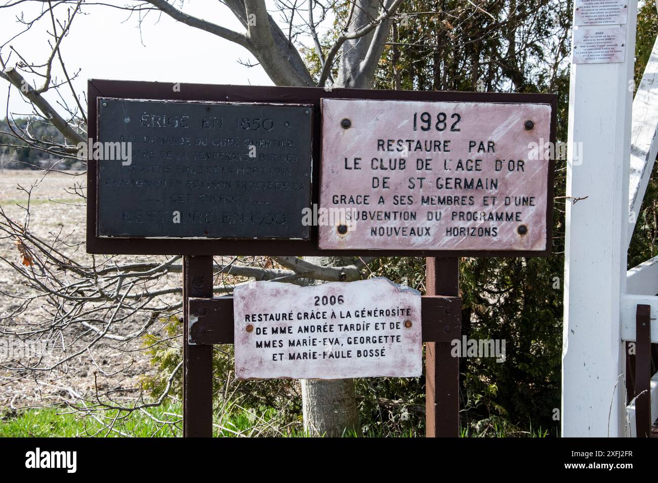 Segui le indicazioni per il monumento commemorativo sul QC 132 a Saint-Germain, Quebec, Canada Foto Stock