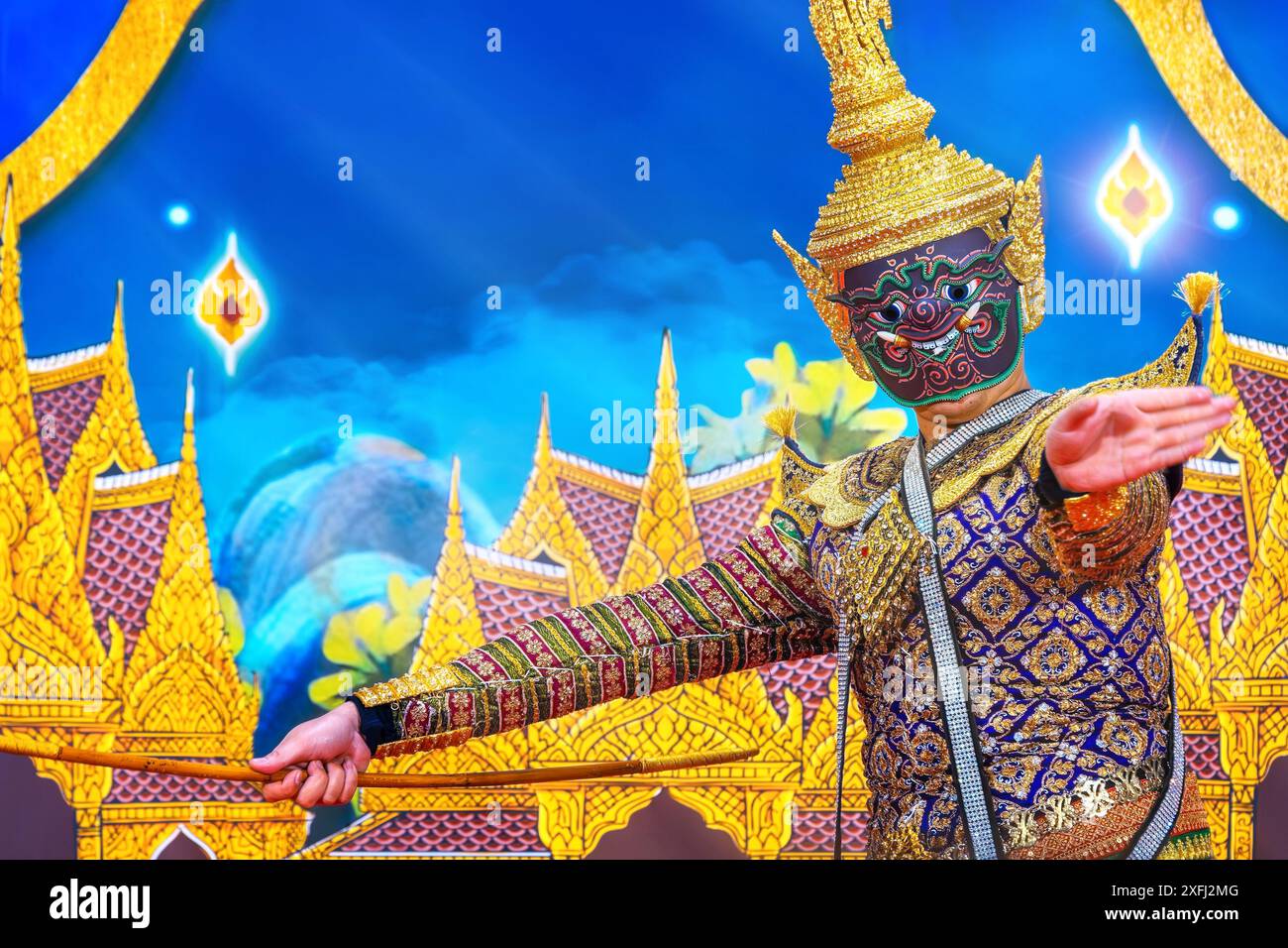 Bangkok, Tailandia - 20 aprile 2024: La danza Khon Masked è un mix di arte, artigianato, danza e musica tailandese. È inserito nella lista dei rappresentanti dell'UNESCO Foto Stock