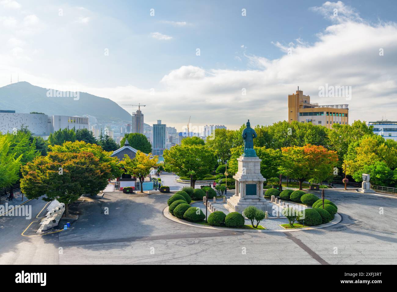 Splendida vista del Parco Yongdusan a Busan, Corea del Sud. La città è visibile sullo sfondo. Meraviglioso paesaggio urbano autunnale. Foto Stock