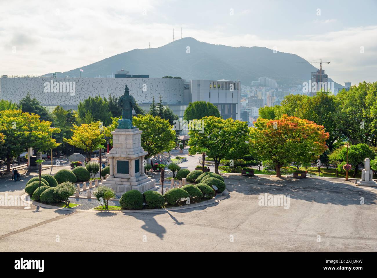 Splendida vista del Parco Yongdusan a Busan, Corea del Sud. La città è visibile sullo sfondo. Meraviglioso paesaggio urbano autunnale. Foto Stock