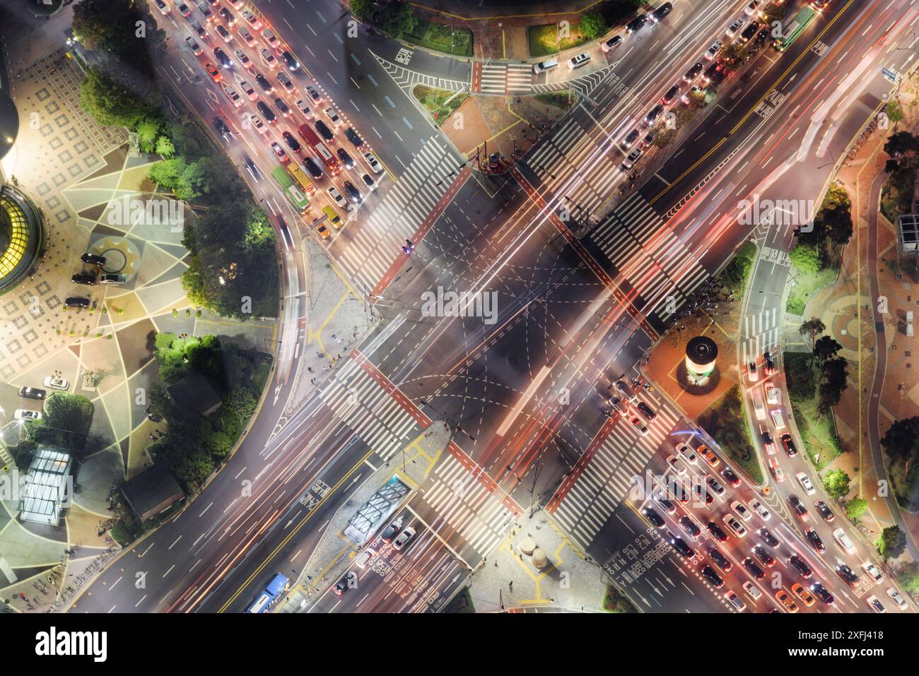 Vista dall'alto dell'incrocio stradale nel centro di Seoul in Corea del Sud in serata. Auto e autobus colorati per le strade. Traffico cittadino notturno. Foto Stock