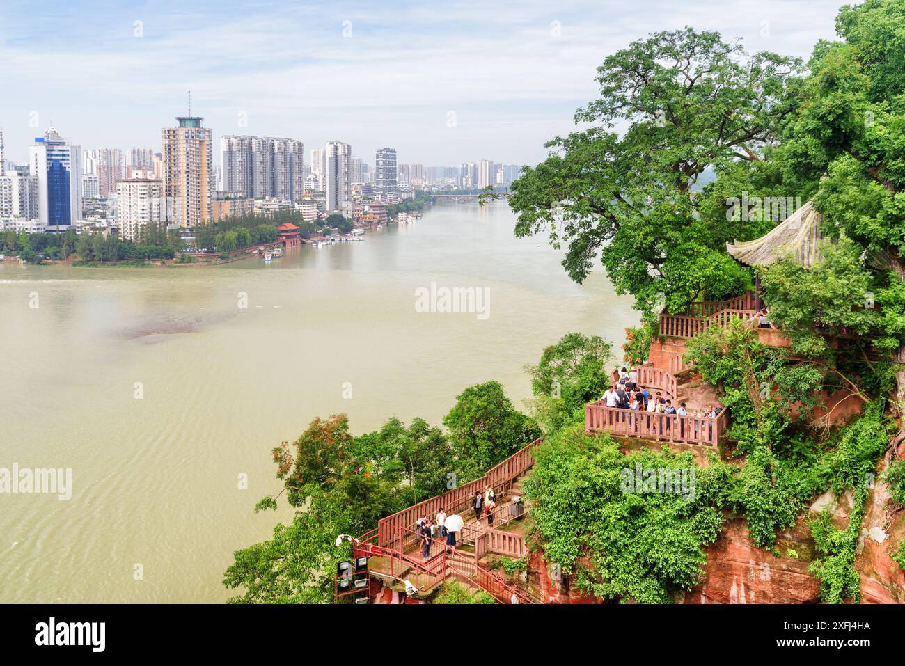 Leshan, Cina - 28 settembre 2017: Splendida vista della città e della confluenza del fiume min e del fiume Dadu dal Buddha gigante di Leshan. Foto Stock