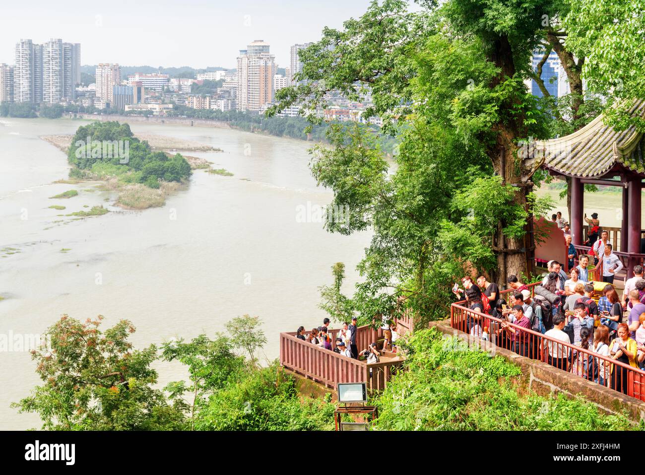 Leshan, Cina - 28 settembre 2017: Splendida vista della città e della confluenza del fiume min e del fiume Dadu dal Buddha gigante di Leshan. Foto Stock