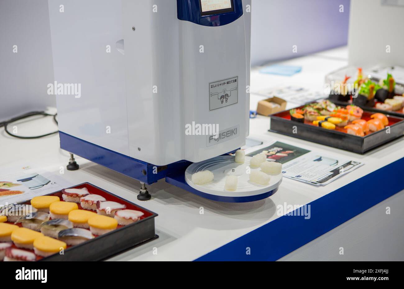 Bangkok, Tailandia - 15 giugno 2024: Sashimi cibo giapponese che fa la macchina mostra in Food Pack Asia Foto Stock