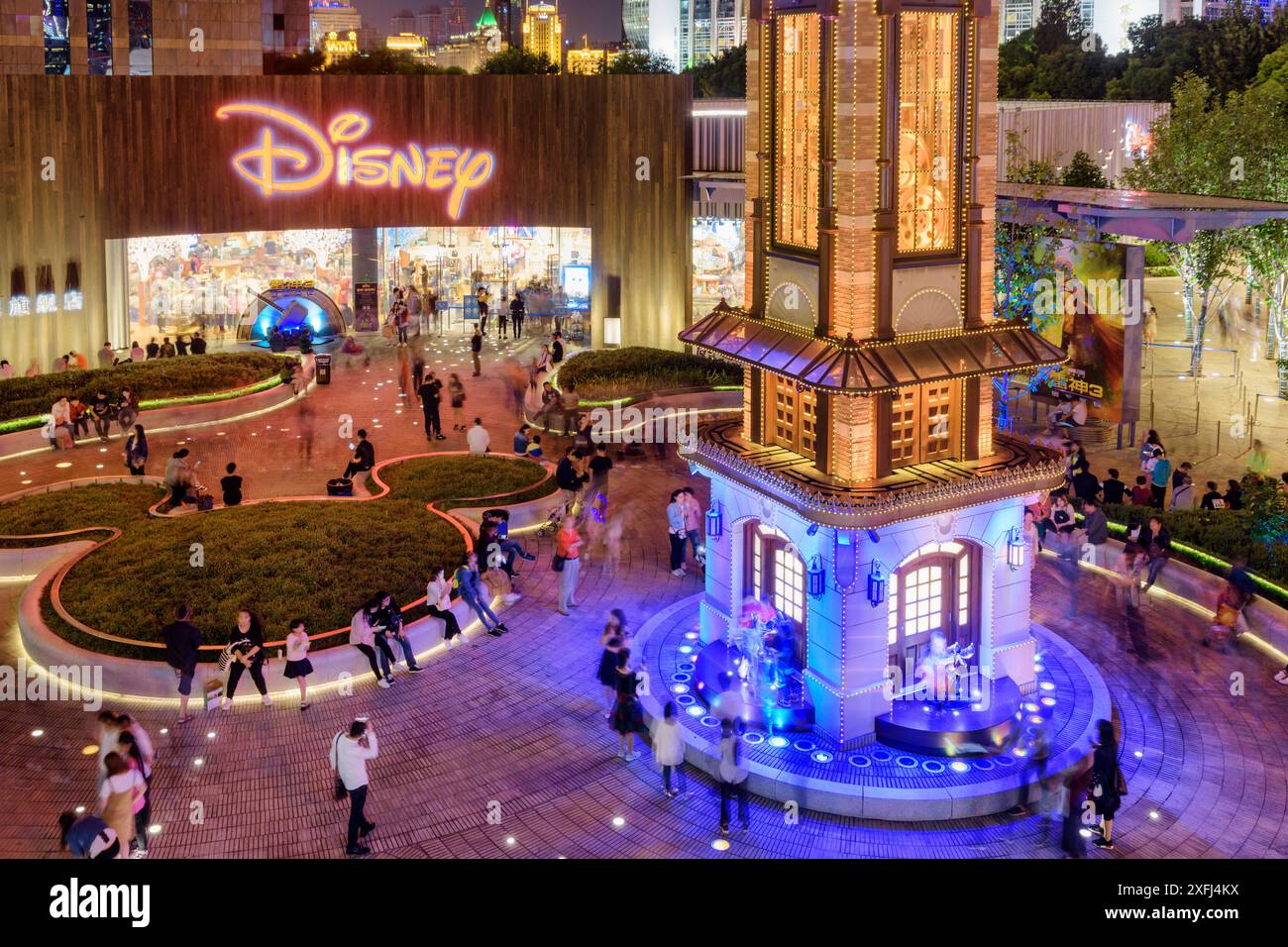 Shanghai, Cina - 4 ottobre 2017: Vista notturna del Disney Flagship Store presso il nuovo quartiere di Pudong (Lujiazui) nel centro cittadino. Shanghai è una popolare Foto Stock