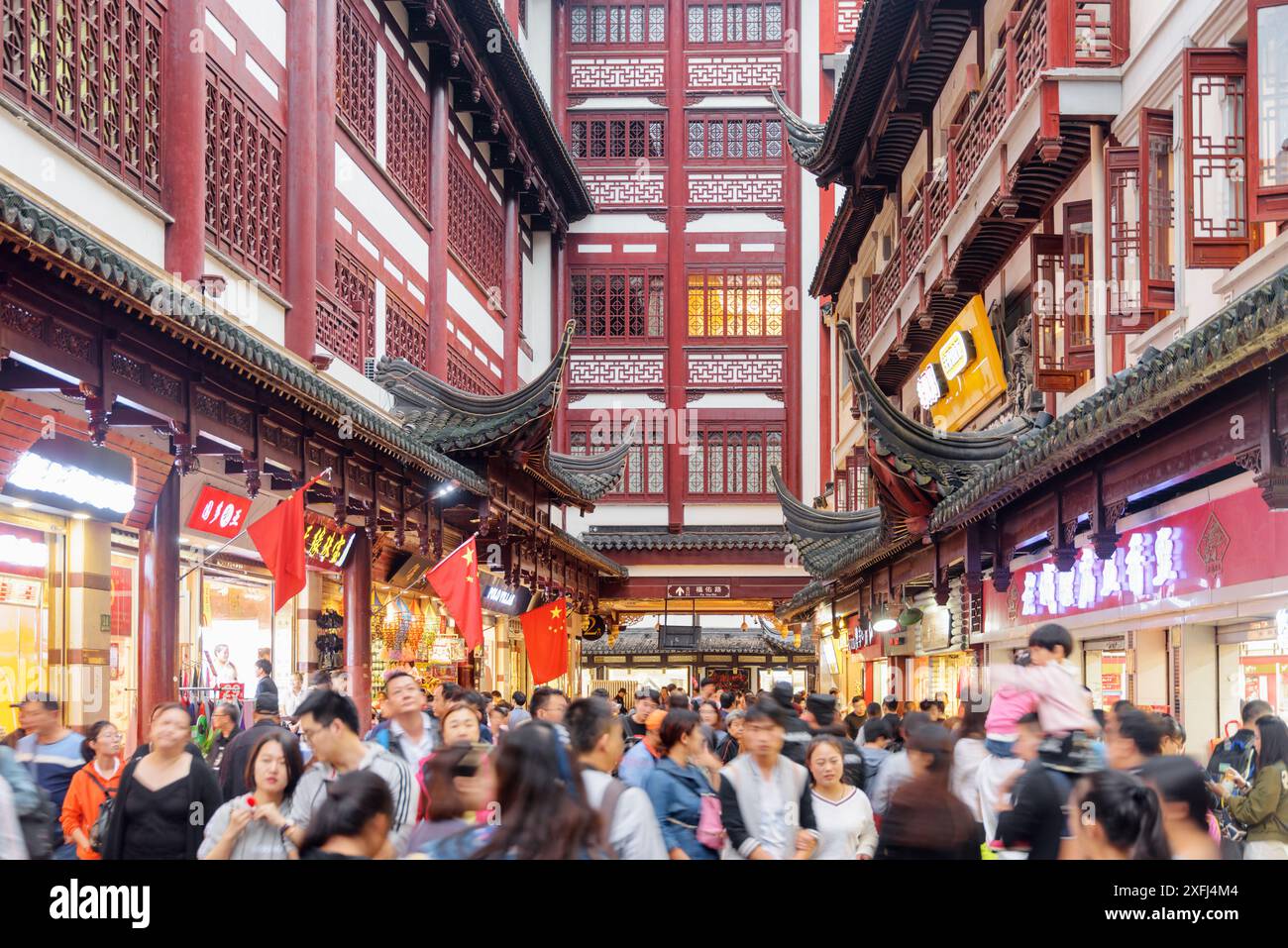 Shanghai, Cina - 5 ottobre 2017: Folla per strada della città Vecchia durante le festività nazionali. Settimana d'oro in Cina. Foto Stock
