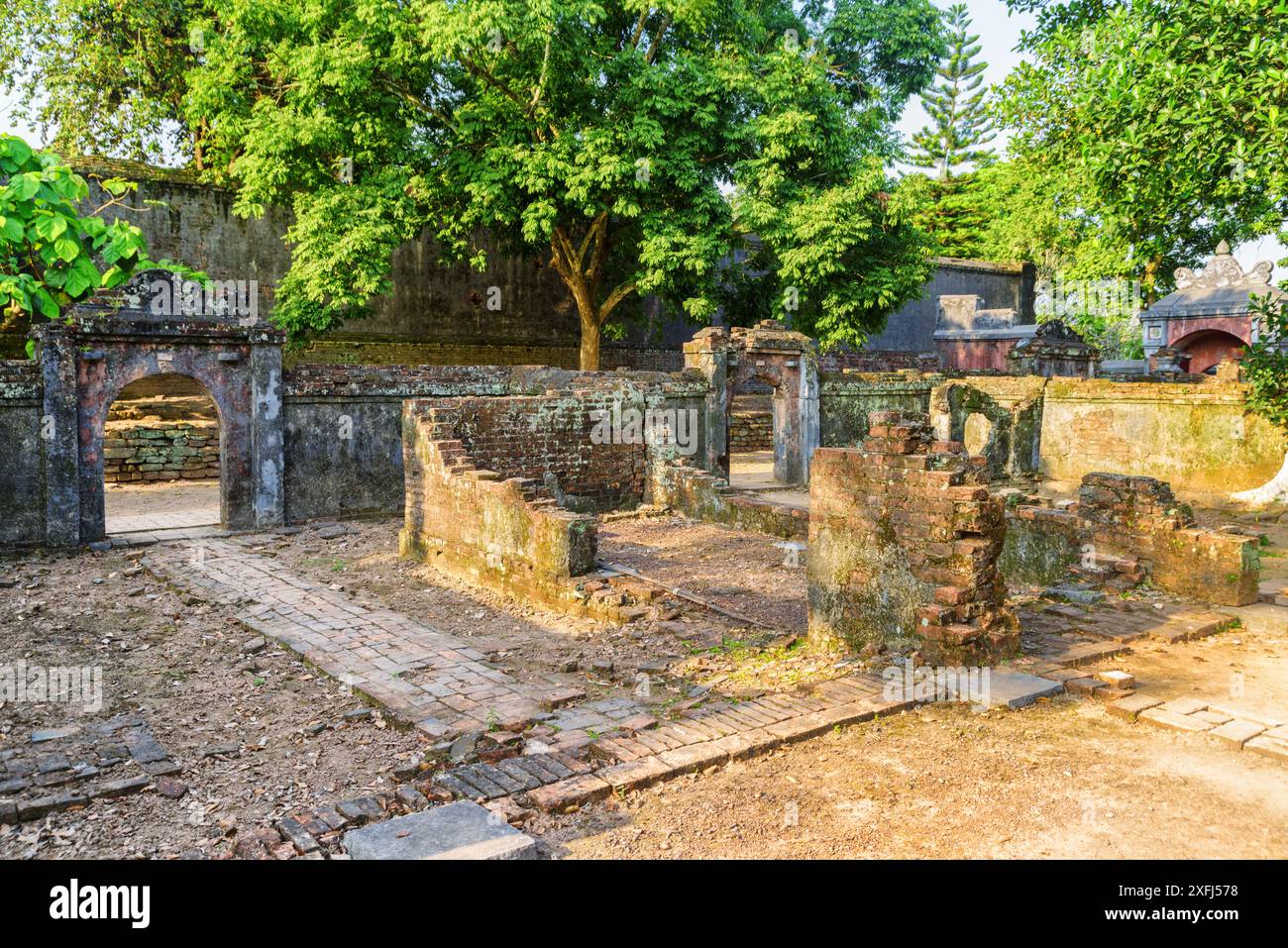 Incredibile vista delle rovine dei vecchi edifici presso la Tomba reale tu Duc di Hue, Vietnam. Hue è una popolare destinazione turistica dell'Asia. Foto Stock