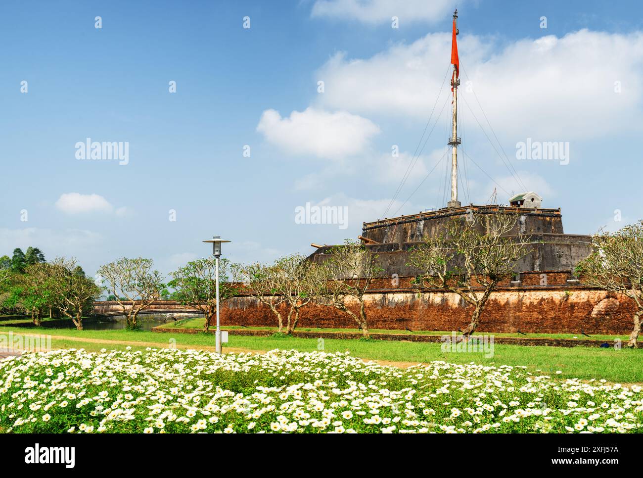 Splendida vista della Torre della bandiera della Cittadella sullo sfondo blu del cielo a Hue, Vietnam. Foto Stock