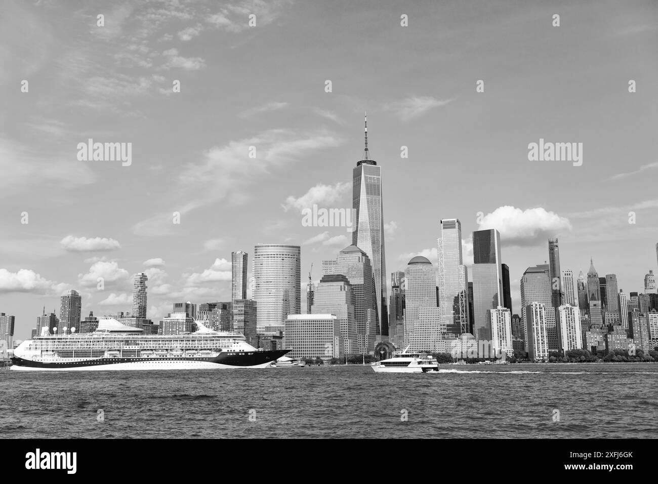 Nave da crociera che naviga a Manhattan, New York. Skyline di New York Manhattan in crociera sulla nave da crociera del fiume Hudson. Vacanze in nave da crociera Foto Stock