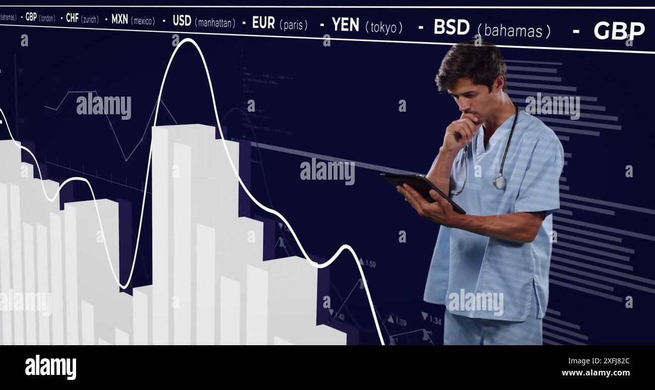 Immagine di elaborazione dei dati finanziari su medico maschile caucasico Foto Stock