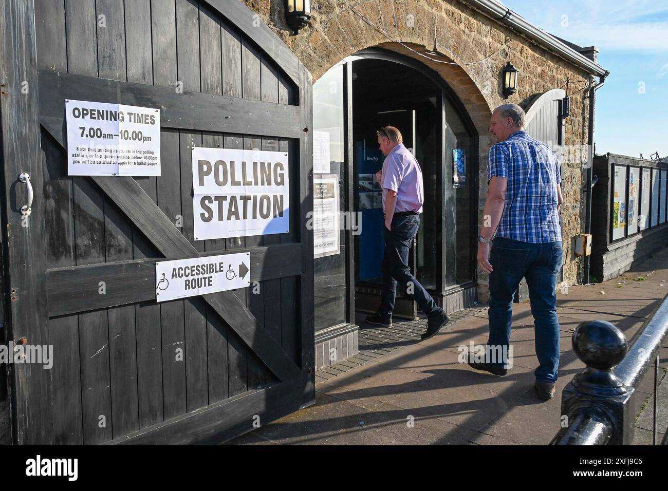 West Bay, Dorset, Regno Unito. 4 luglio 2024. Elezioni generali nel Regno Unito: Gli elettori arrivano al seggio elettorale alla Salt House di West Bay nel Dorset. Crediti fotografici: Graham Hunt/Alamy Live News Foto Stock