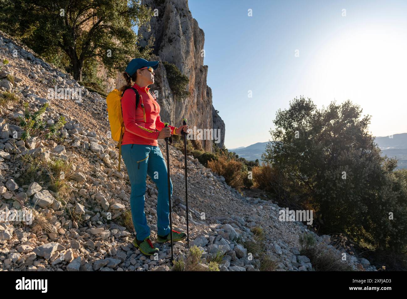 Donna backpacker sul sentiero escursionistico per la catena montuosa Frares de Serrella in Costa Blanca, Quatretondeta , Alicante, Spagna - foto stock Foto Stock