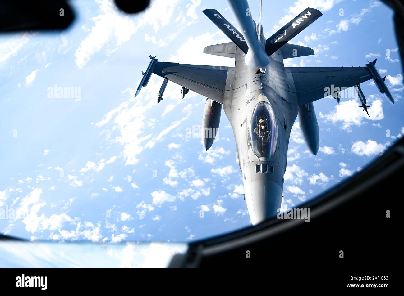 Un F-16C Fighting Falcon della U.S. Air Force assegnato al 55th Fighter Squadron riceve carburante da un KC-135 Stratotanker assegnato al 50th Air Refueli Foto Stock