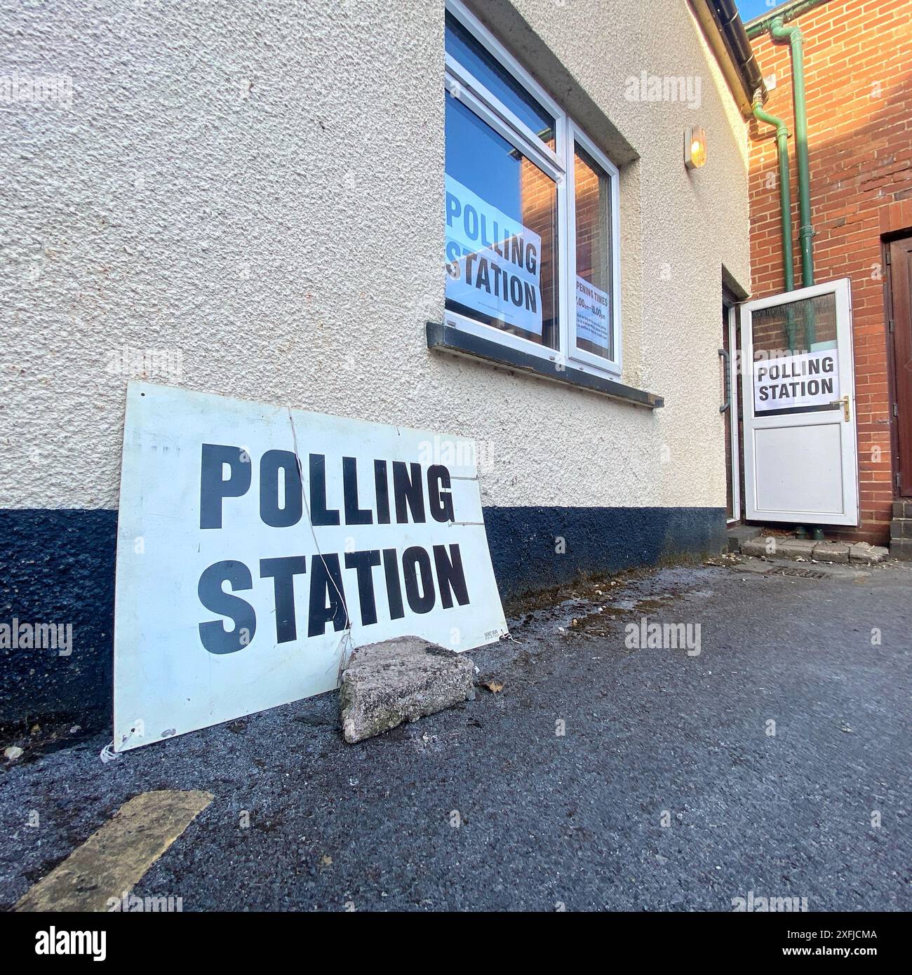 Dunsford, Devon, Regno Unito. 4 luglio 2024. Elezioni generali: I seggi elettorali si aprono per le votazioni. Dunsford, Devon, Regno Unito crediti: Nidpor/Alamy Live News Foto Stock