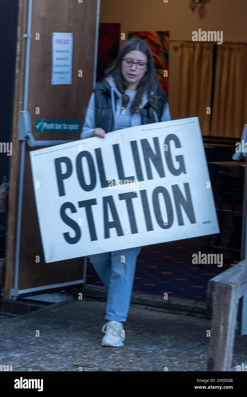 Brentwood Essex 4 giugno 2024 apertura del polling station per le elezioni generali Brentwood Essex credito: Ian Davidson/Alamy Live News Foto Stock