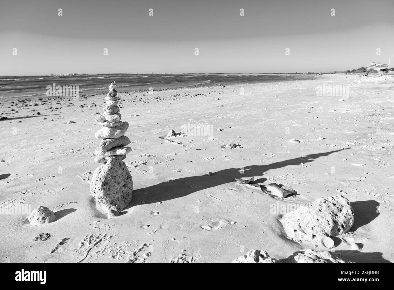 equilibrio e armonia nella vita. armonia ed equilibrio. sassolino zen in spiaggia. concetto di equilibrio della natura. zen come l'estate. piramide di pietra in mare. insegnanti silenziosi Foto Stock