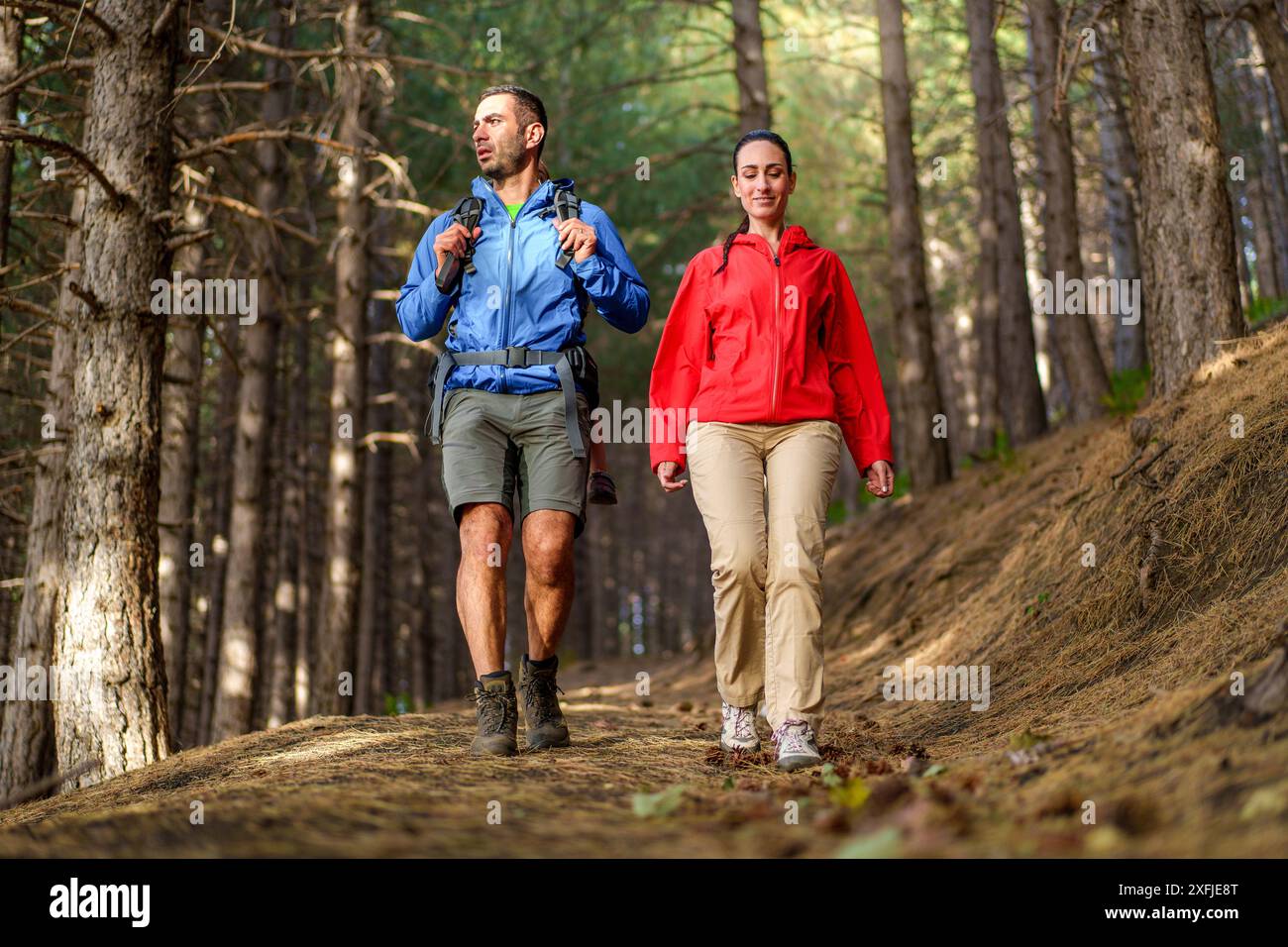 Coppia di escursioni nella foresta - avventura all'aria aperta, godersi la natura, uno stile di vita attivo, passeggiate su sentieri naturali, tempo di legame - ambiente boschivo. Foto Stock